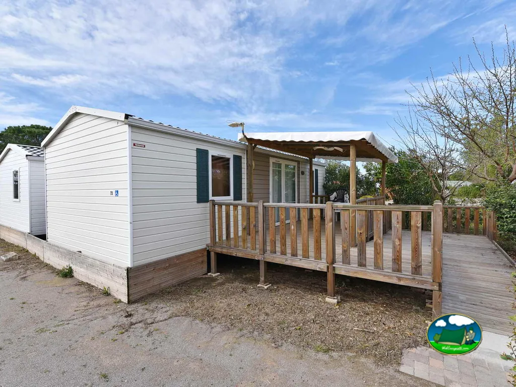 mobil-home con rampa de acceso adaptada y terraza de madera en Villeneuve-de-la-Raho
