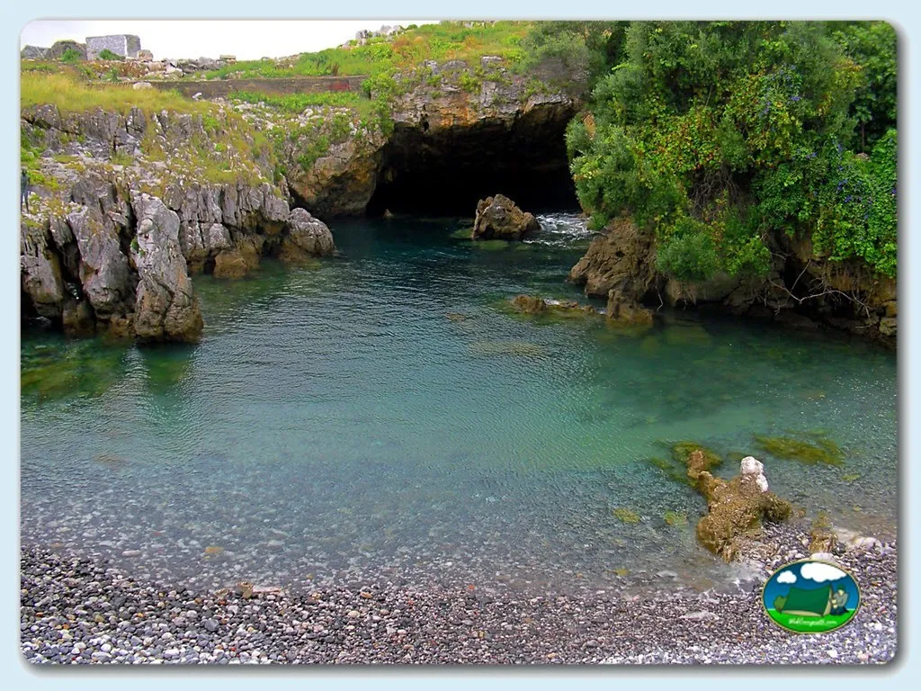 Playa junto al mar con cala rocosa y cueva del Camping Castro, Castro Urdiales (Cantabria)