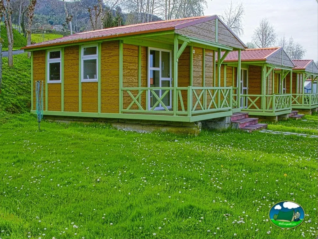 Cabaña de madera con terraza y vistas a la montaña del Camping Castro, Castro Urdiales (Cantabria)