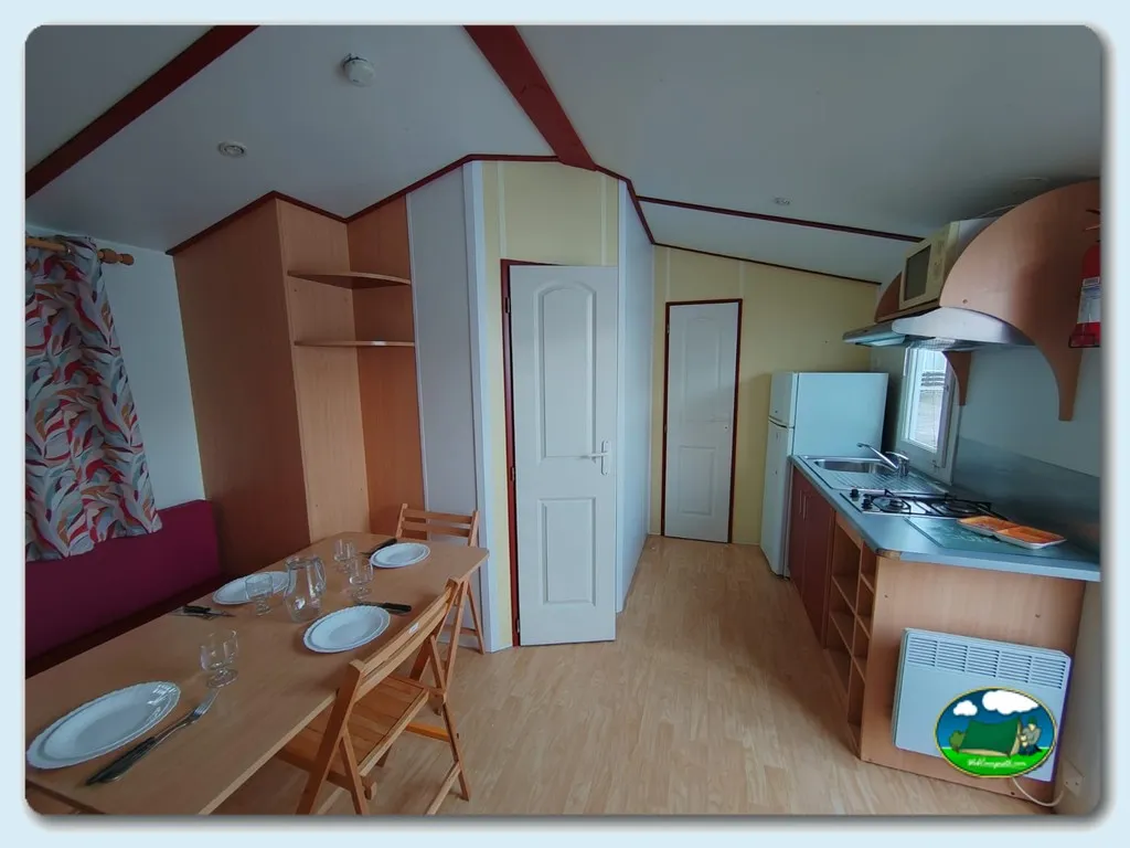 Mobil-home interior con cocina y comedor del Camping Castro, Castro Urdiales (Cantabria)