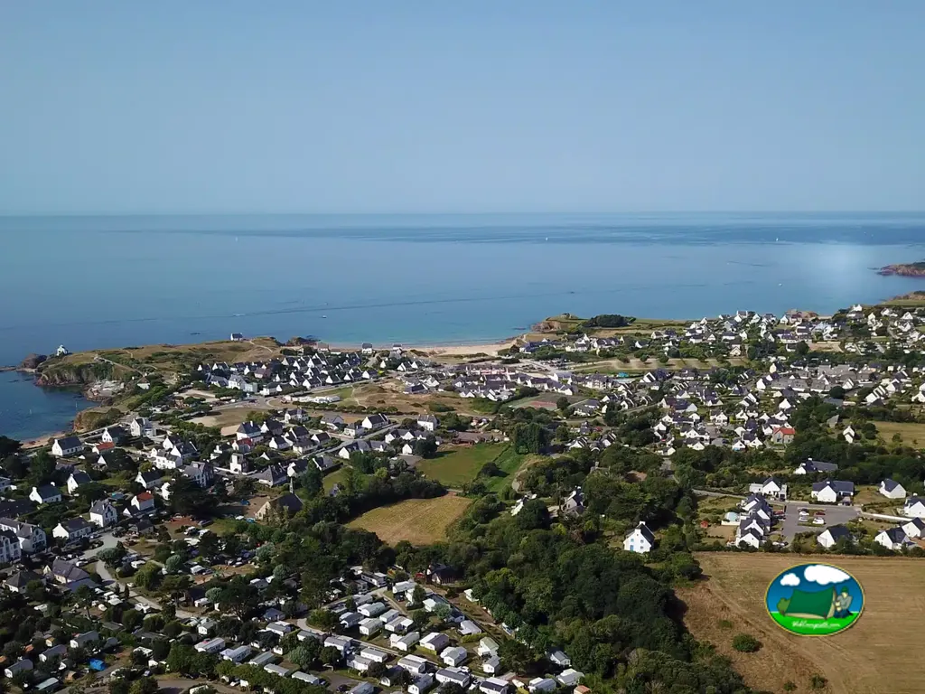 vista aérea de la costa y el pueblo de Clohars-Carnoët con mobil-homes del camping entre los árboles