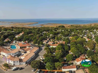 vista aérea del camping con piscina, tobogán y mobil-homes junto al mar en Saint-Georges-d'Oléron