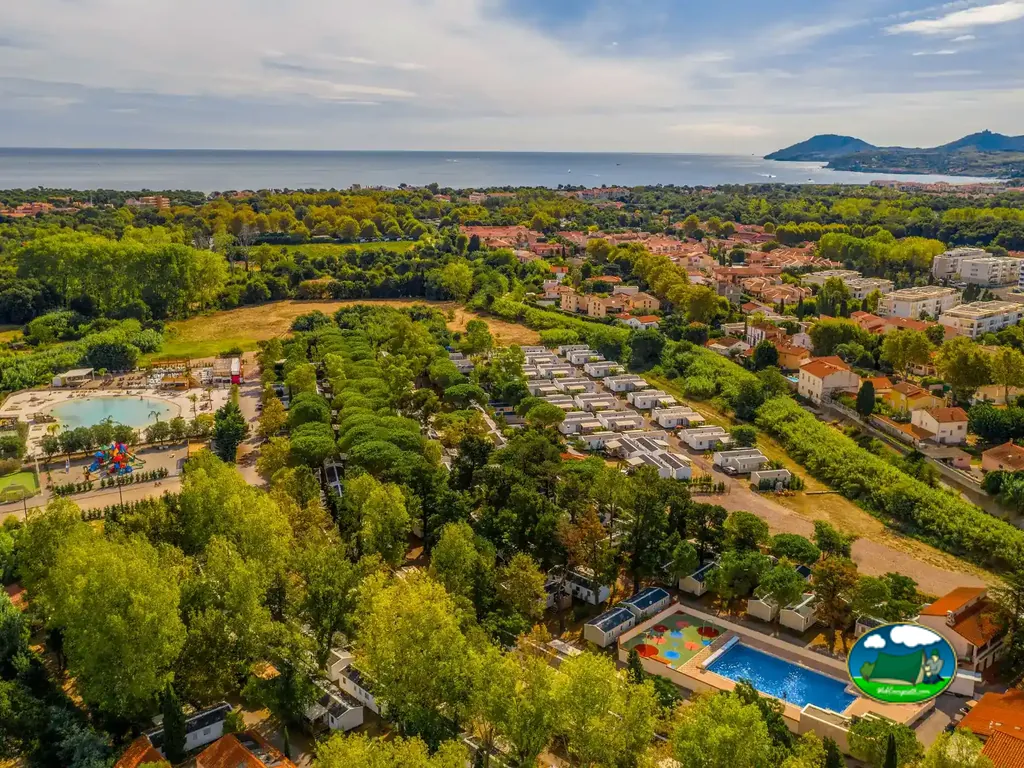 vista aérea del camping con mobil-homes, dos piscinas y zona infantil junto al mar en Argelès-sur-Mer