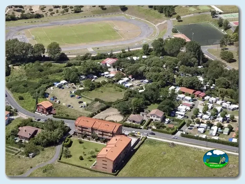 Plano del recinto con parcelas y piscina del Camping Arrien, Gorliz (Vizcaya)