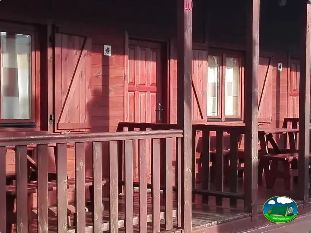 Mobil-home con terraza y sombrilla del Camping Arrien, Gorliz (Vizcaya)