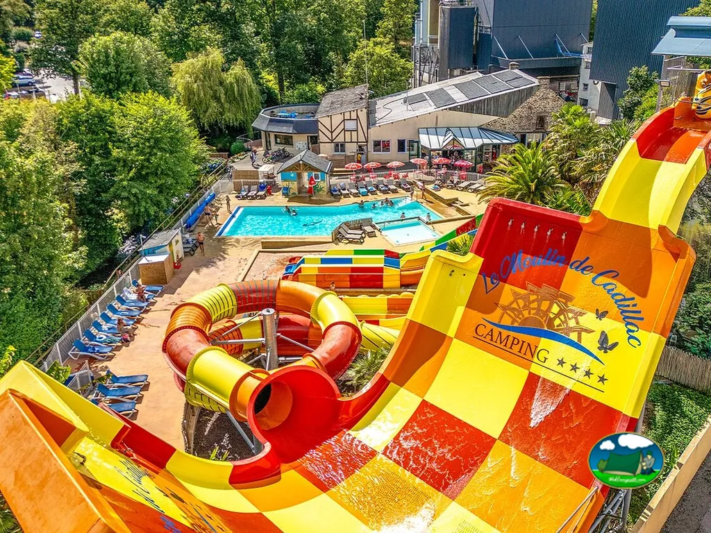 vista aérea del tobogán acuático y la piscina del camping Le Moulin de Cadillac en Noyal-Muzillac