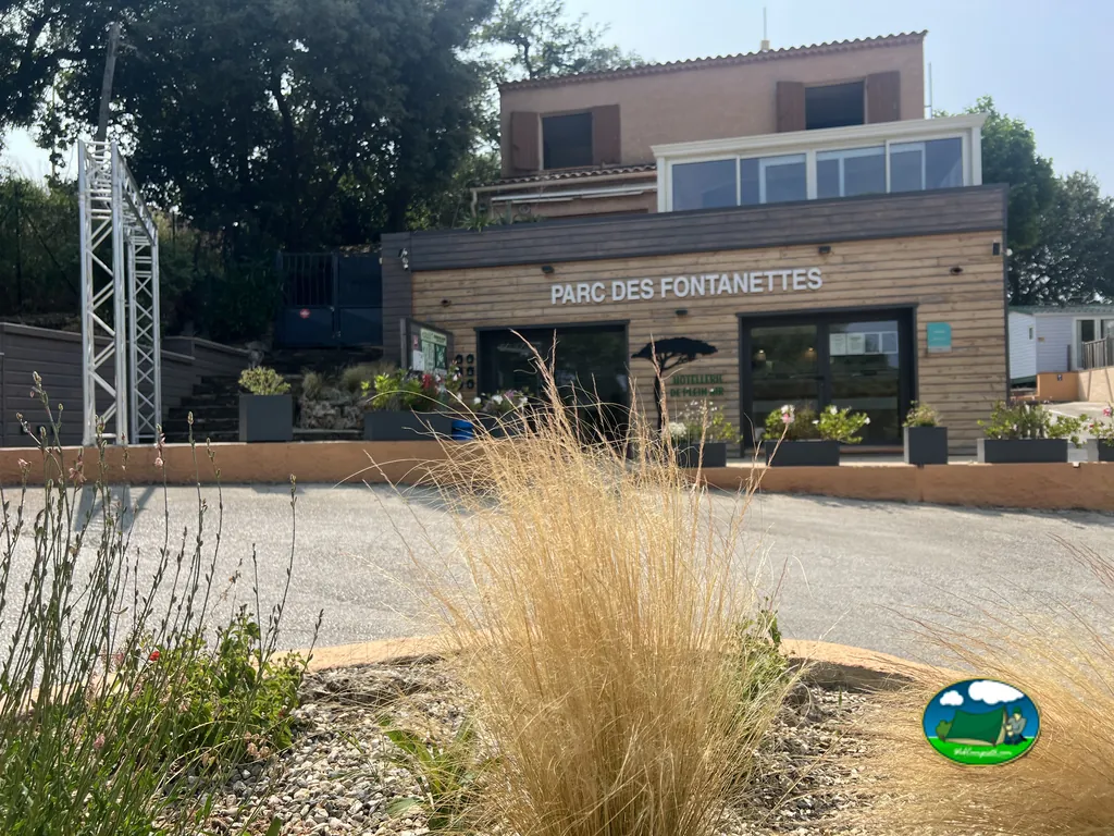 fachada de la recepción del camping Parc des Fontanettes con hierba ornamental en primer plano en La Seyne-sur-Mer