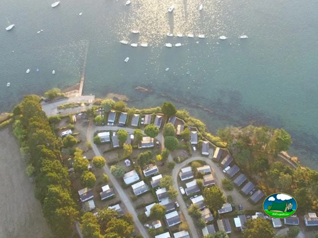 vista aérea de las parcelas junto al mar del camping de Bilouris en Arzon