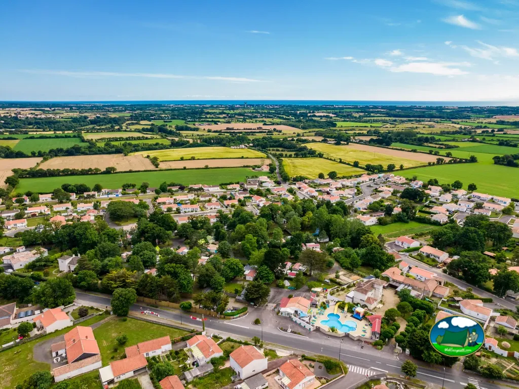 vista aérea del pueblo con la zona de piscinas del camping Le Parc de la Grève en L'Aiguillon-sur-Vie
