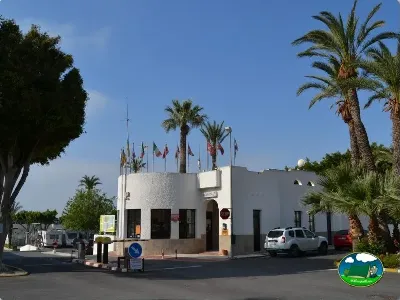Recepción con arquitectura moderna y palmeras del Camping Roquetas, Roquetas de Mar (Almería)