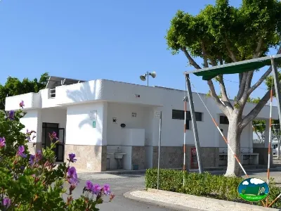 Recepción y servicios del recinto del Camping Roquetas, Roquetas de Mar (Almería)