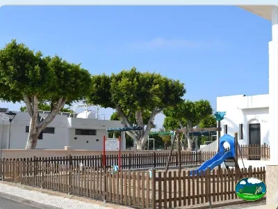 Parque infantil con tobogán azul y mobil-homes del Camping Roquetas, Roquetas de Mar (Almería)