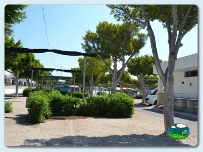 Parcela con sombra de árboles del Camping Roquetas, Roquetas de Mar (Almería)
