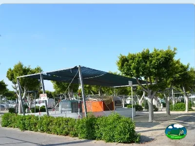 Glamping con sombraje y espacios verdes del Camping Roquetas, Roquetas de Mar (Almería)