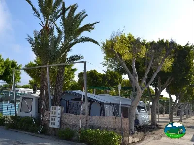 Mobil-home con toldo y sombra de árboles del Camping Roquetas, Roquetas de Mar (Almería)