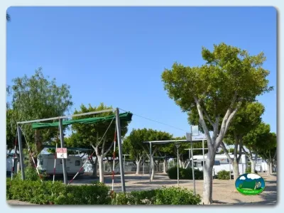 Parcela con toldos y árboles de sombra del Camping Roquetas, Roquetas de Mar (Almería)