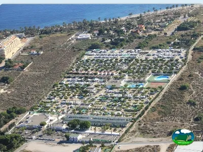 Plano del recinto junto al mar con piscina del Camping Roquetas, Roquetas de Mar (Almería)