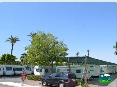 Parcela con mobil-home y zona de aparcamiento del Camping Roquetas, Roquetas de Mar (Almería)