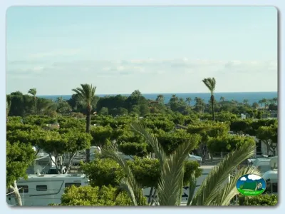 Parcelas junto al mar con palmeras y mobil-homes del Camping Roquetas, Roquetas de Mar (Almería)