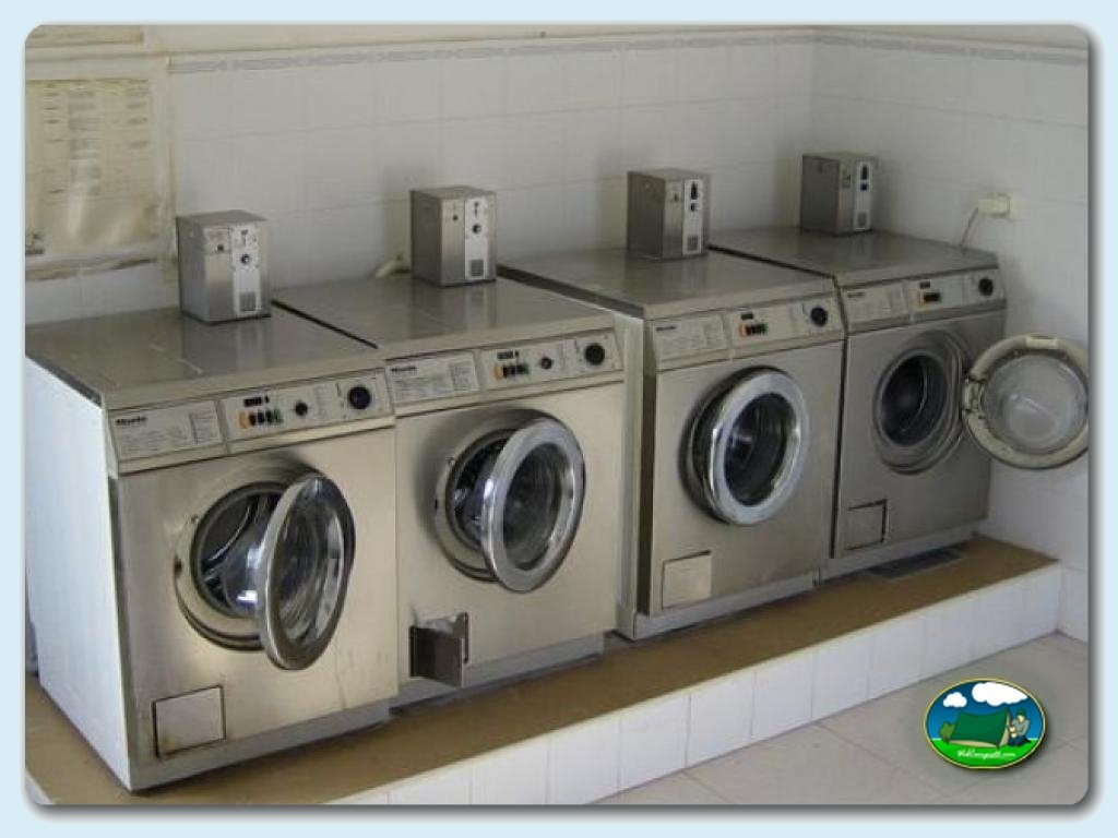 Aseos, servicios y fregaderos en Camping Roquetas, Almería, España