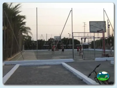 Parque infantil con cancha deportiva y palmeras del Camping Roquetas, Roquetas de Mar (Almería)