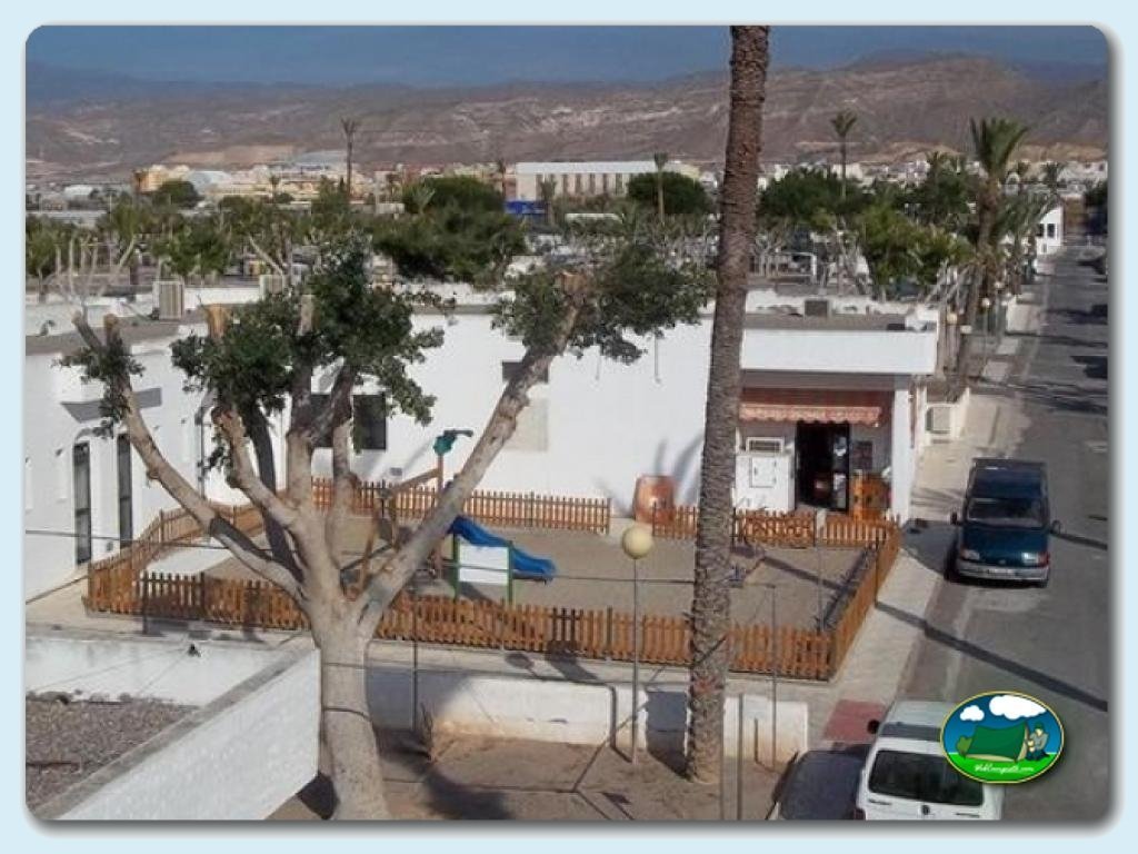 Parque infantil y zona deportiva en Camping Roquetas, Almería, España