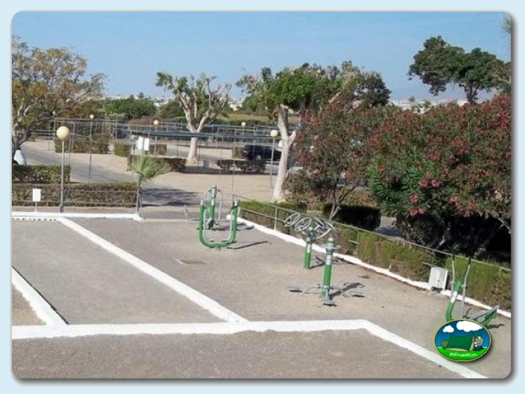 Parque infantil y zona deportiva en Camping Roquetas, Almería, España