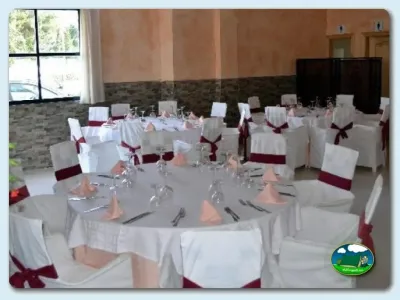 Restaurante con mesas redondas banquetes del Camping Roquetas, Roquetas de Mar (Almería)