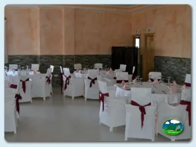 Restaurante con mesas decoradas para eventos del Camping Roquetas, Roquetas de Mar (Almería)