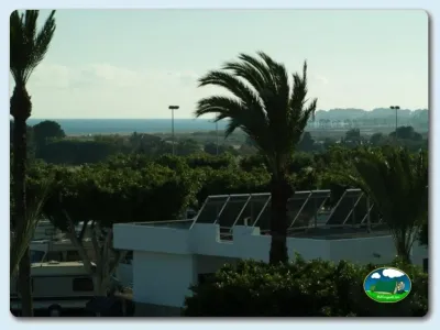 Piscina junto al mar con vistas panorámicas del Camping Roquetas, Roquetas de Mar (Almería)