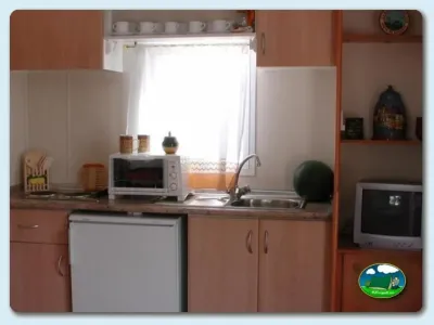 Cocina de mobil-home con equipamiento básico del Camping Roquetas, Roquetas de Mar (Almería)