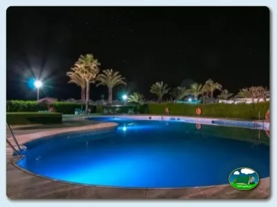 Piscina nocturna con iluminación del Camping Cabo de Gata, Cabo de Gata (Almería)