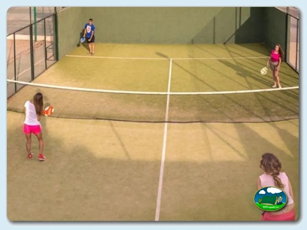 Pista de tenis cubierta con niños jugando del Camping Los Escullos, Almería (Almería)