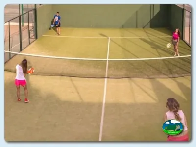 Pista de tenis cubierta con niños jugando del Camping Los Escullos, Almería (Almería)