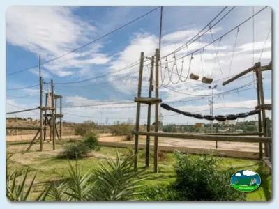 Parque infantil con estructuras de madera y tirolesas del Camping Los Escullos, Almería (Almería)