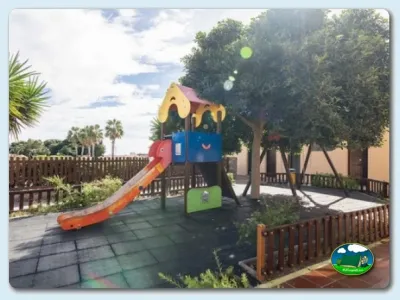 Parque infantil con tobogán y zona de juegos del Camping Los Escullos, Almería (Almería)