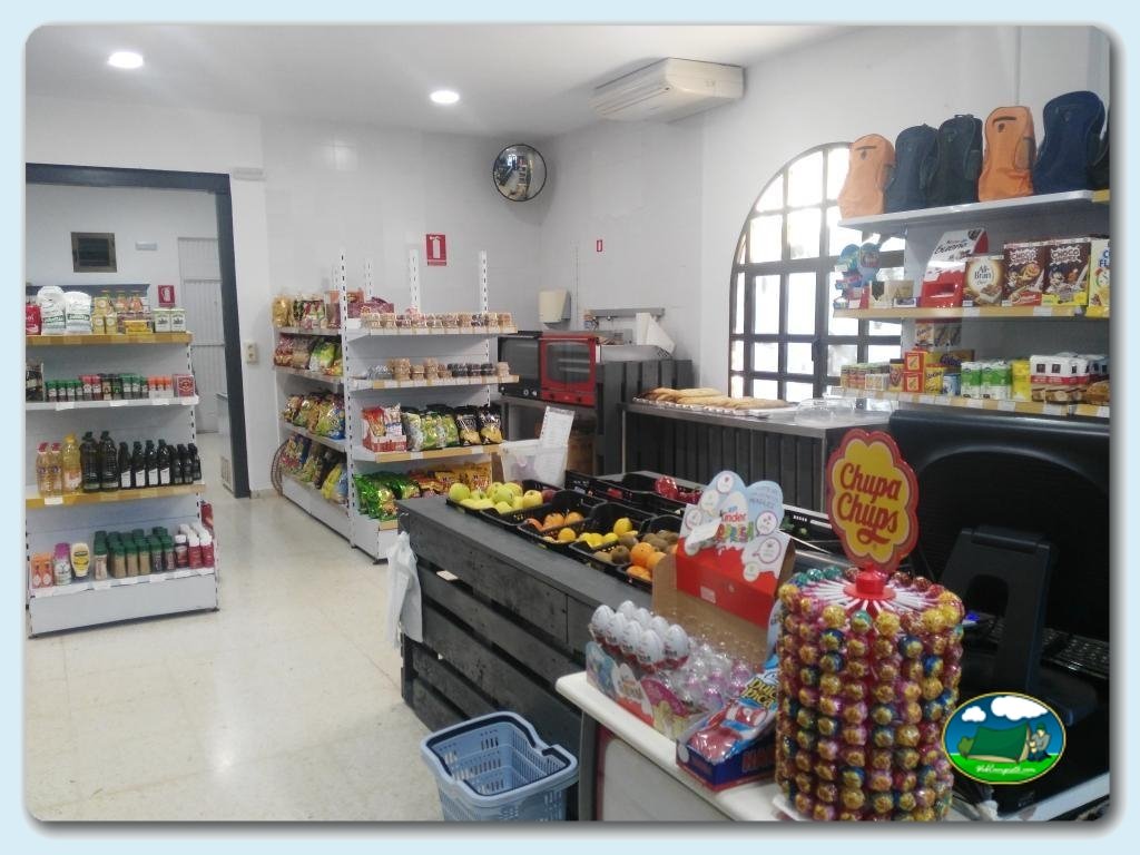 Camping Los Escullos foto de Supermercado