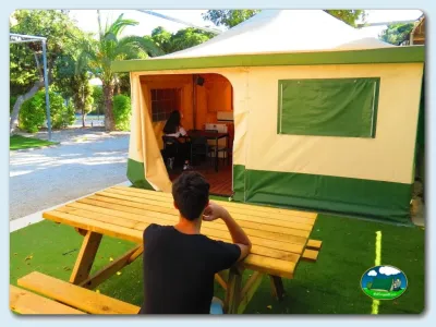 Glamping amarillo y verde con terraza y zona común del Camping Los Escullos, Almería (Almería)