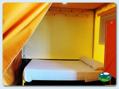 Glamping interior cama cómoda del Camping Los Escullos, Almería (Almería)