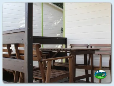 Bungalow con terraza y mobiliario de madera del Camping Los Escullos, Almería (Almería)