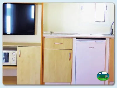 Cocina mobil-home con electrodomésticos del Camping Los Escullos, Almería (Almería)