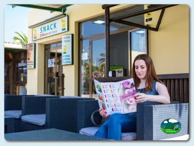 Restaurante bar con terraza y menú del Camping Los Escullos, Almería (Almería)