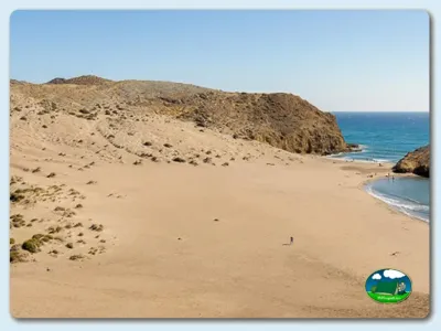 Playa junto al mar con acantilados del Camping Los Escullos, Almería (Almería)