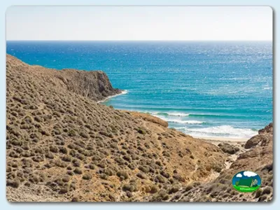 Playa junto al mar con acantilados y vistas al mediterráneo del Camping Los Escullos, Almería (Almería)