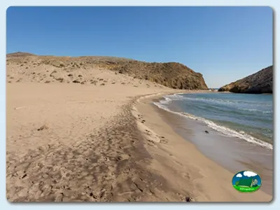 Playa junto al mar con acantilados del Camping Los Escullos, Almería (Almería)