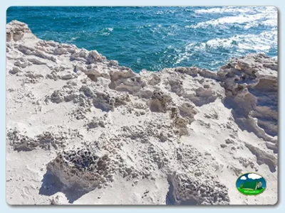 Playa junto al mar con acantilados rocosos del Camping Los Escullos, Almería (Almería)