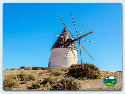 Molino de viento en sierra árida del Camping Los Escullos, Almería (Almería)