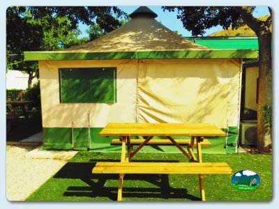 Glamping tienda de acampada con mesa de picnic del Camping Los Escullos, Almería (Almería)