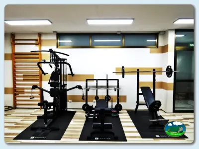 Gimnasio con máquinas y pesas del Camping Los Escullos, Almería (Almería)