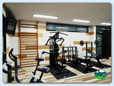 Sala de fitness con máquinas de ejercicio del Camping Los Escullos, Almería (Almería)